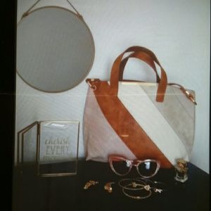 CHIC!!!! Small Tote.. SUNGLASSES in photo are FREE